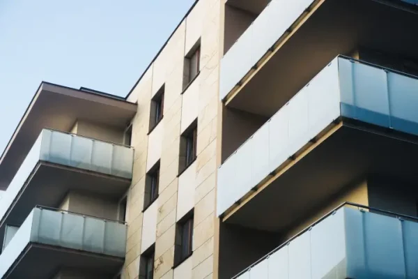 Side façade of an apartment building with block work.